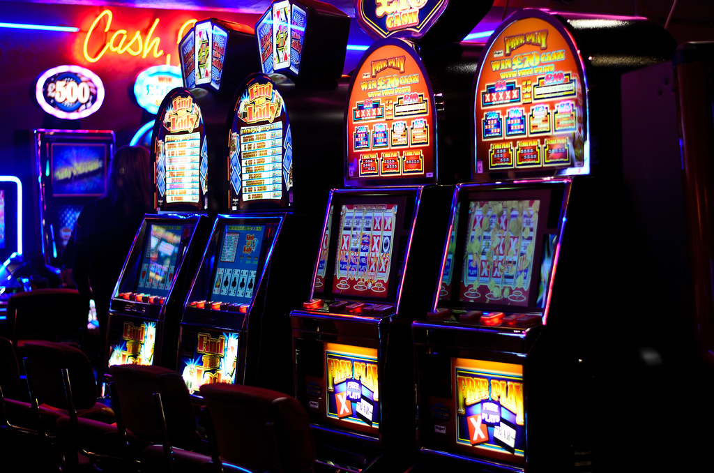 Игровые автоматы реальным выводом gpk1. Игровые аппараты слот аппараты. Автомат казино. Зал игровых автоматов. Игровые аппараты казино.