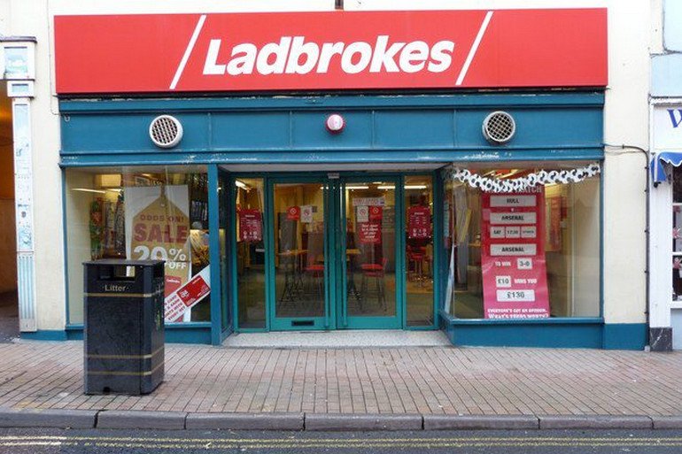 Ladbrokes, Entain, AML, Великобритания