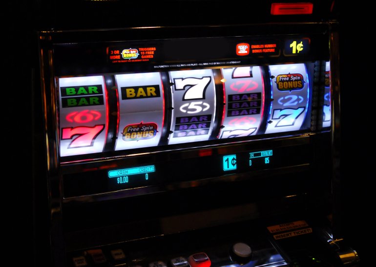 Игровой автомат с двумя семерками и баром