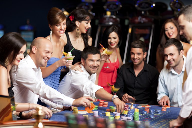 Рулетка в реальном казино с игроками делающими ставки