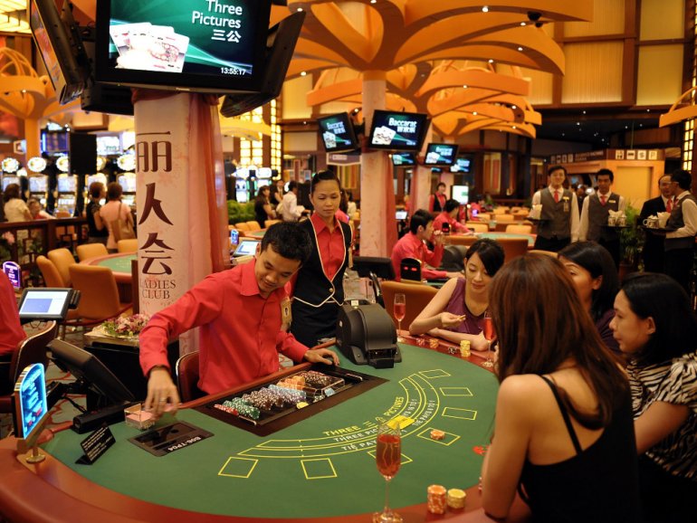 дилер в сингапурском казино